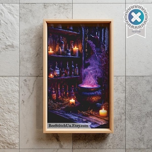 Könnte beinhalten: Ein gerahmter, rechteckiger Wandkunstdruck mit einer dunklen, atmosphärischen Szene eines sprudelnden Kessels, der violetten Rauch ausstößt, umgeben von leuchtenden Kerzen und Regalen voller Glasflaschen. Der Text BeeStitchUa.Etsy.com ist sichtbar.