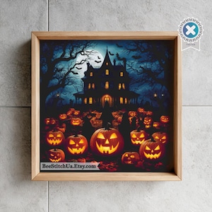 Puede incluir: Una pieza de arte mural cuadrada enmarcada que presenta una escena oscura y espeluznante de una casa embrujada de noche bajo una luna llena, rodeada de numerosas calabazas naranjas brillantes con caras talladas. El texto BeeStitchUa.Etsy.com es visible abajo.