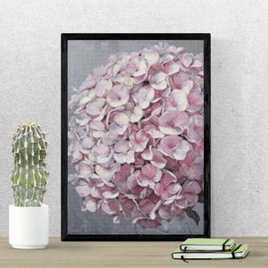 Puede incluir: Una impresión enmarcada de un primer plano de una flor de hortensia rosa. La flor está enfocada y el fondo está desenfocado.