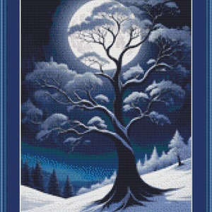Op de afbeelding: Een besneeuwde winterscène met een grote, kale boom op de voorgrond. De boom is gesilhouetteerd tegen een heldere, witte halve maan in een donkerblauwe lucht. De grond is bedekt met witte sneeuw.
