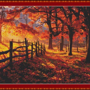 Könnte beinhalten: Eine malerische Herbstlandschaft mit einem Holzzaun, der in einen Wald führt. Die Bäume sind in leuchtenden Rot-, Orange- und Gelbtönen gefärbt. Sonnenlicht strömt durch die Bäume und wirft lange Schatten auf den Boden.
