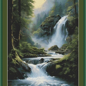 Op de afbeelding: Een kruissteeklandschap toont een waterval in een weelderig bos. Het water is wit en schuimend, in contrast met de donkergroene bomen en met mos bedekte rotsen. De scène wordt omlijst door een groene rand.