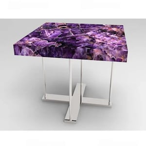 Könnte beinhalten: Ein quadratischer Amethyst-Tisch mit einer polierten, mehrfarbigen violetten Oberfläche. Der Tisch wird von vier schlanken, chromfarbenen Beinen getragen, die an einer kreuzförmigen Basis befestigt sind. Die Tischmaße betragen ca. 61 cm x 61 cm.