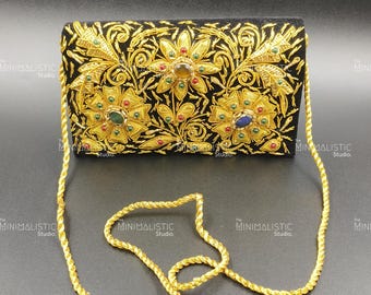 半貴石をあしらった高級Zardoziベルベットクラッチ | 手刺繍の花柄