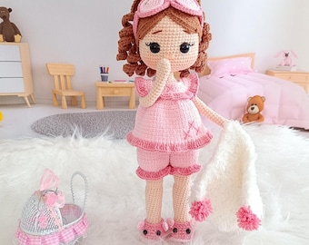 Muñeca de ganchillo, muñeca amigurumi hecha a mano, niña con pijama rosa