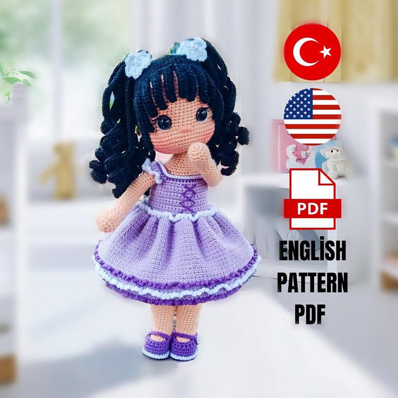 K&ouml;nnte beinhalten: H&auml;kelanleitung f&uuml;r eine Amigurumi-Puppe in einem lila Kleid mit schwarzen lockigen Haaren und wei&szlig;en Schleifen. Das Muster ist im PDF-Format verf&uuml;gbar und in englischer Sprache verfasst.