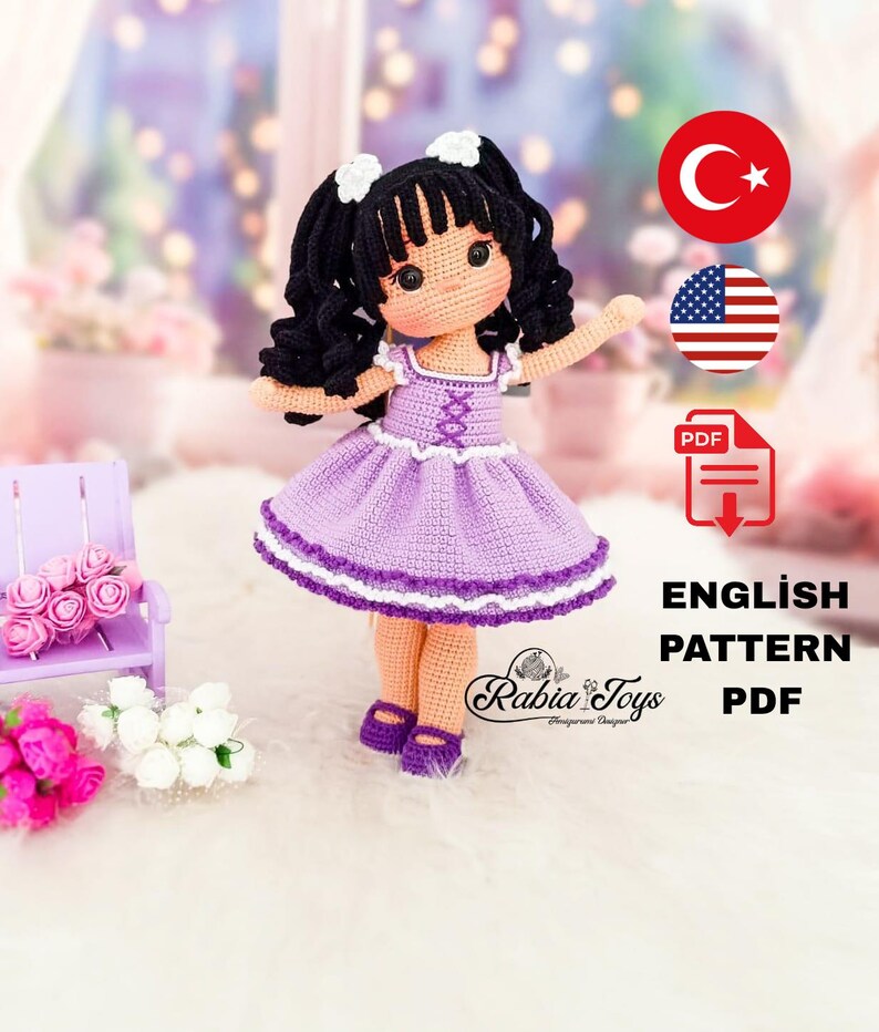 K&ouml;nnte beinhalten: H&auml;kelpuppenmuster in Englisch und PDF-Format. Die Puppe tr&auml;gt ein lila Kleid mit wei&szlig;em Besatz und hat schwarze Haare mit wei&szlig;en Schleifen. Das Muster ist in Englisch und T&uuml;rkisch verf&uuml;gbar.