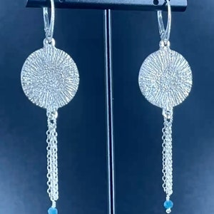 Orecchini pendenti in argento pregiato con chiusura a leva, perline di apatite, regalo di compleanno unico per lei, realizzati a mano da 1202 jewelry designs, senza nichel.