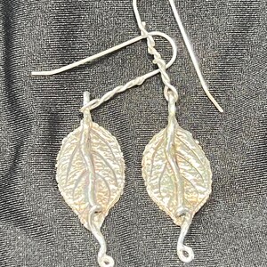 Orecchini pendenti a foglia in argento pregiato, gioielli minimalisti, regalo di compleanno per lei, senza nichel, realizzati a mano da 1202 jewelry designs
