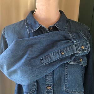 Vintage LL Bean Blue Denim Shirt Women's L Size Darts at Bust Long Sleeves 2 Front Pockets Yoked Back L L Bean's Classic Excellent Condition image 5