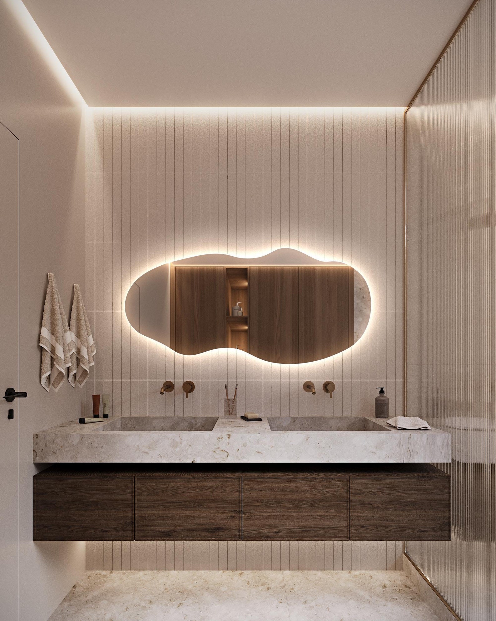 Grand miroir organique dans une salle de bain beige et doré