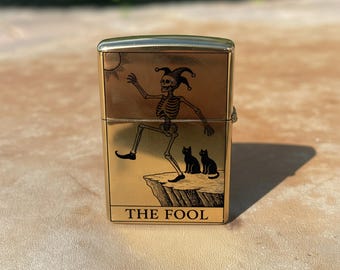 Accendino con carte dei tarocchi The Fool, accendino personalizzato in stile gotico Zippo, regalo stregonesco inciso, estetica occulta, accendino personalizzato con mazzo di tarocchi in oro