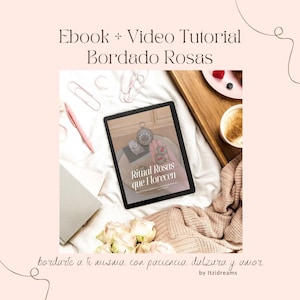 Puede incluir: Una tableta muestra un ebook y un video tutorial titulado "Bordado Rosas" (Bordado de Rosas). La imagen incluye un bolígrafo rosa, clips, un libro, una taza de café y un ramo de rosas. El texto "Ritual Rosas que Florecen" es visible.