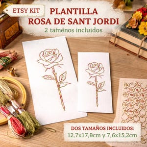 Puede incluir: Un kit de Etsy con un patrón de bordado de rosas, con el texto "PLANTILLA ROSA DE SANT JORDI" y "2 tamaños incluidos". El diseño incluye dos tamaños: 12,7x17,8cm y 7,6x15,2cm. La imagen muestra la rosa bordada sobre papel blanco.