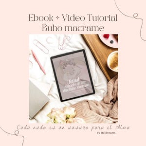 Puede incluir: Una tableta muestra la portada de un ebook con el título "Ritual Animales de Luz Mini Búho Macrame", rodeada de un bolígrafo, clips y un ramo de flores. El texto "Ebook + Video Tutorial Buho macrame" está en la parte superior.
