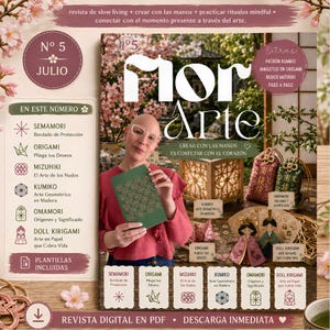 Puede incluir: Portada de revista digital titulada Flor Arte No 5 que muestra a una persona con una blusa rosa sosteniendo un libro verde. La portada incluye texto sobre artesanías japonesas como origami, kumiko y omamori, con imágenes de muñecas de papel.