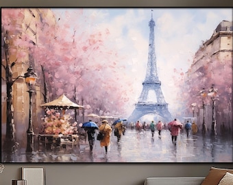 Może przedstawiać: Malowidło przedstawiające wieżę Eiffla w Paryżu, we Francji. Wieża znajduje się w tle, a na pierwszym planie widać uliczną scenę z ludźmi spacerującymi i kwitnącymi drzewami. Obraz został wykonany w realistycznym stylu z miękkimi kolorami.