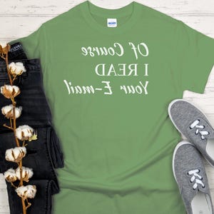 Puede incluir: Una camiseta verde con el texto "Your E-mail I Read Of Course" impreso en blanco.