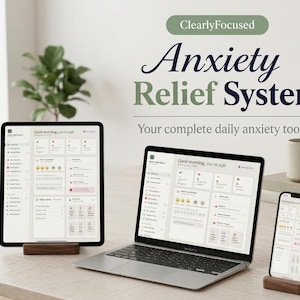 Puede incluir: Sistema de alivio de la ansiedad que se muestra en una tableta, un portátil y un teléfono inteligente. Los dispositivos están sobre soportes de madera. Los textos "ClearlyFocused" y "Anxiety Relief System" son visibles. El lema es "Your complete daily anxiety toolkit."
