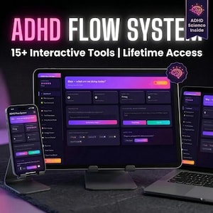 Puede incluir: Imagen de una interfaz digital del sistema ADHD Flow System que se muestra en varios dispositivos. Los dispositivos incluyen un teléfono inteligente, una tableta y una computadora portátil, todos mostrando una interfaz de usuario similar con un tema oscuro y acentos vibrantes en rosa y morado. El texto "ADHD Flow System" es visible.