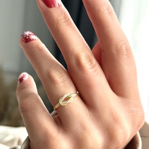 14K Solid Gold Knoten Ring, Binden Sie den Knoten Ring, zierliche Knoten Ring, Minimalistische Mode stapelbar, zart, Brezel Knoten Ring, gedrehte Drahtbinder