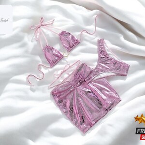 Glanzend paarse bikini met slangenprint | 3-delig badpak | Haltertop met ringsluiting | Hoog uitgesneden broekje en minirok | Trendy zomerbadmode