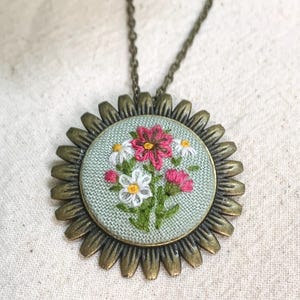 刺繍入りの花のペンダント、ブローチ付きペンダント、母への贈り物、彼女への贈り物