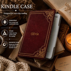 Puede incluir: Una funda para Kindle de color rojo oscuro con detalles de filigrana dorada en las esquinas y el nombre Olivia impreso en oro. La funda incluye una correa de mano, un soporte plegable y un cierre magnético para mantener el lector seguro.