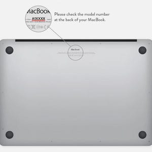 K&ouml;nnte beinhalten: Die silberne Unterseite eines Laptops mit vier schwarzen, runden Gummif&uuml;&szlig;en. Ein kreisf&ouml;rmiger Ausschnitt hebt den mittleren Bereich mit dem Text MacBook und A1XXXX hervor, begleitet von der Anweisung: Please check the model number at the back of your MacBook.