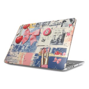 K&ouml;nnte beinhalten: Ein Laptop-Skin mit einer Collage aus Bildern im Vintage-Stil, darunter rote Kirschen, eine rosa Schleife, ein rosa Knopf mit der Zahl 8, Schwarz-Wei&szlig;-Fotos, handschriftliche Notizen sowie zwei ge&ouml;ffnete Lippenstifte in Rosa- und Goldt&ouml;nen.