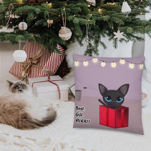 Cojín navideño personalizado con un divertido gato negro: gato en una caja de regalo