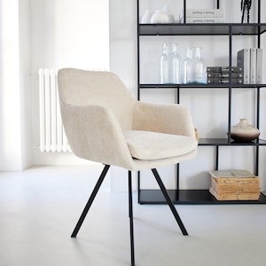 Silla giratoria moderna con reposabrazos en tejido Boston crudo y hierro.