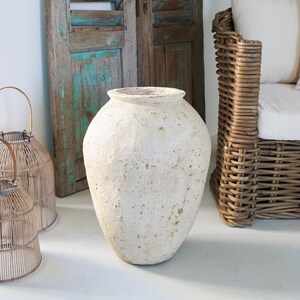 Decorative jar in Raw papier mâché