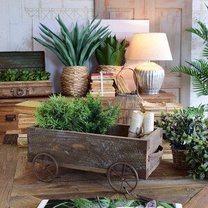 Pflanzwagen aus Holz im Landhausstil