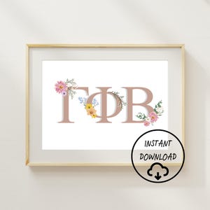 Peut inclure: Impression encadrée avec les lettres grecques ΓΦB en marron clair, ornée de motifs floraux roses, jaunes et bleus. L'impression est posée sur un fond blanc et comprend un graphique circulaire "TÉLÉCHARGEMENT INSTANTANÉ".