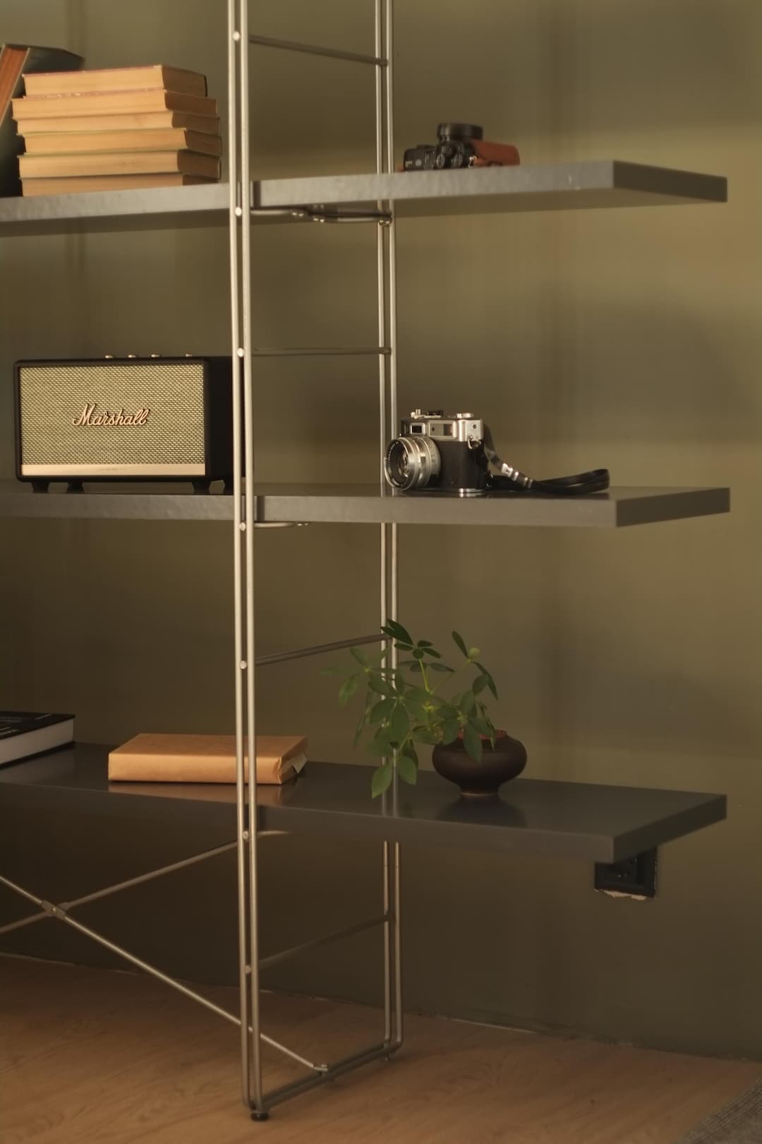 Neils Gammelgaard が IKEA のためにデザインした Enetri シェルフ