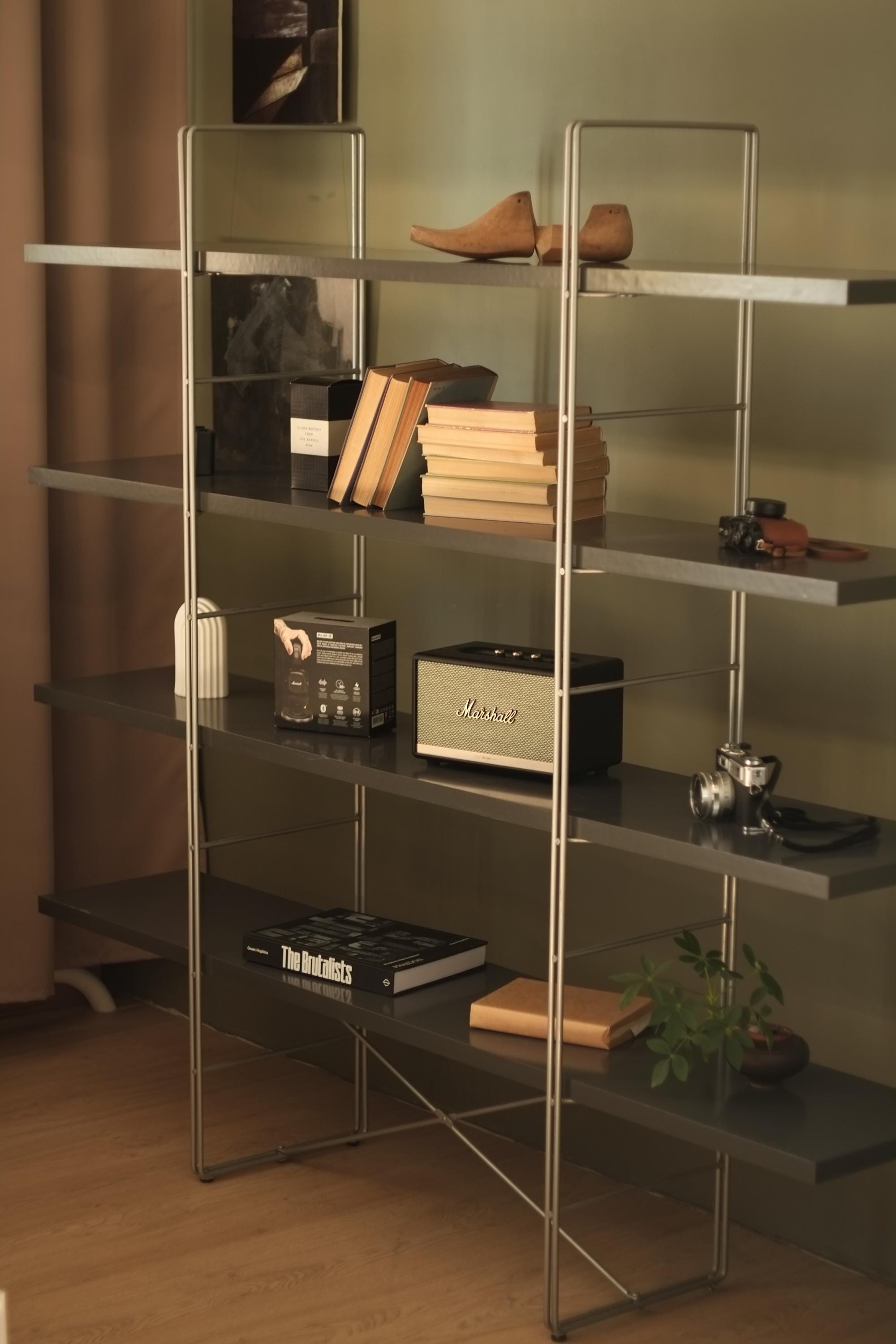 Neils Gammelgaard が IKEA のためにデザインした Enetri シェルフ
