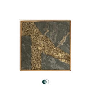 Może przedstawiać: Kwadratowy obraz ścienny w ramie z abstrakcyjnym wzorem w kolorze zielonym i złotym. Wzór zawiera różne kształty i faktury, w tym mech i łupek.