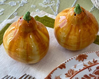 Handbemalte Keramik Kürbis Salz & Pfefferstreuer - US TARIFE INBEGRIFFEN