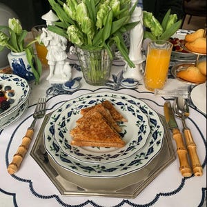Scalloped washable polyester placemats white and China blue (set of 4)