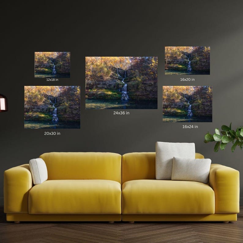 Puede incluir: Una colecci&oacute;n de cinco fotograf&iacute;as enmarcadas de una cascada en un entorno boscoso. Las fotos est&aacute;n dispuestas en una cuadr&iacute;cula en una pared gris sobre un sof&aacute; amarillo. Las fotos son de diferentes tama&ntilde;os, que van desde 30x46 cm hasta 61x91 cm.