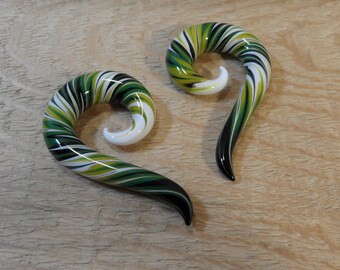 Jauges de verre, jauge 7/16, spirale en verre vert noir jaune et blanc, spirale 7/16, boucles d'oreilles calibrées