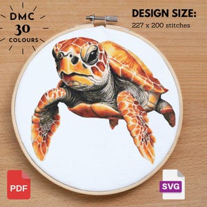 以下が含まれることがあります： オレンジと茶色の甲羅を持つウミガメのクロスステッチパターン。パターンは幅227ステッチ、高さ200ステッチで、DMC糸30色を使用しています。