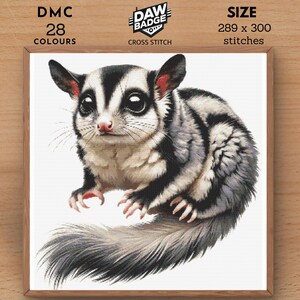 Puede incluir: Patrón de punto de cruz de un planeador de azúcar, un pequeño marsupial con ojos grandes y una cola larga y tupida. El patrón utiliza 28 colores y mide 289 x 300 puntos.