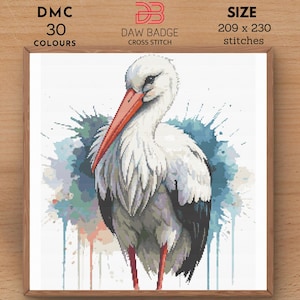 Può includere: Schema a punto croce di una cicogna bianca con un lungo becco e zampe arancioni, su sfondo di spruzzi di acquerello. L'opera è incorniciata e include il testo "DMC 30 COLOURS" e "DAW BADGE CROSS STITCH". La dimensione è di 209 x 230 punti.