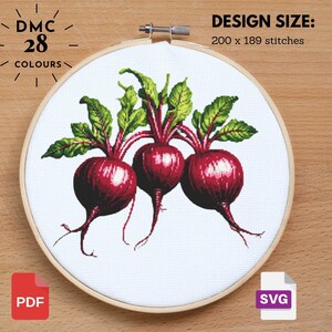 Peut inclure: Broderie au point de croix de trois betteraves aux feuilles vertes, dans un cercle en bois. Le motif comprend le texte "DMC 28 COULEURS" et "DESIGN SIZE: 200 x 189 stitches". Comprend des icônes de fichiers PDF et SVG.
