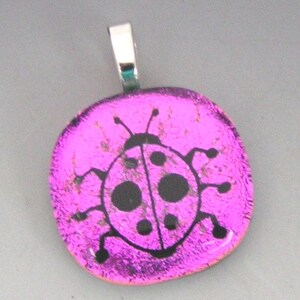 Dichroic Pink Lady Bug-hanger van gesmolten glas