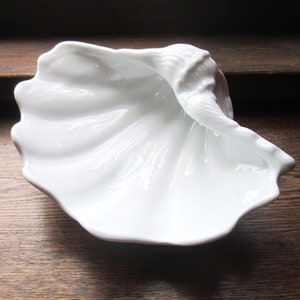 1990&#39;s Seashell Home Decor, Vintage White Ceramic Seashell, Coffee Table Decor, Beach Cottage Decor, Sea Ocean Waves, Natural Styled Home