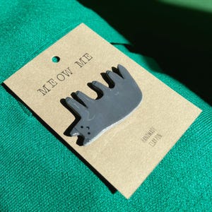 Miau mich Handgemachte graue Katze Pin Katzen Accessoire Geschenkidee Pin Katzenliebhaber Geschenk Graue Katze Brosche Mode-Accessoire Süße Katze Pin
