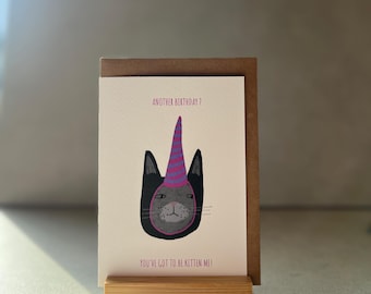 Roligt kattfödelsedagskort – udda partyhattdesign